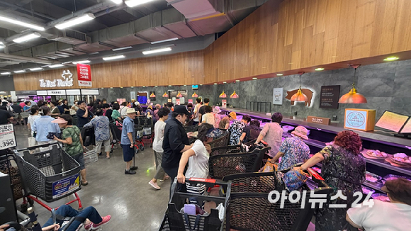 13일 서울 홈플러스 강서점 오픈을 앞두고 고객들이 줄지어 대기하고 있다. [사진=진광찬 기자]