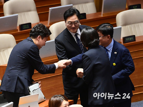 25일 서울 여의도 국회에서 열린 제429회국회(정기회) 제9차 본회의에서 '공인신고자 보호법 일부개정법률안에 대한 신속처리안건 지정동의의 건' 외 3건에 대한 가/부 투표를 하는 중 우원식 국회의장이 의원들과 인사를 나누고 있다. [사진=정소희 기자]