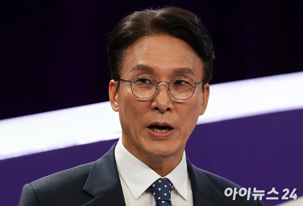 김민석 더불어민주당 당대표 후보가 29일 오후 서울 마포구 MBC에서 TV토론회 시작 전 토론 준비를 하고 있다. [사진=국회사진기자단 ]
