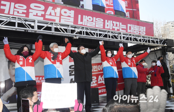 윤석열 국민의힘 대선 후보가 17일 오후 서울 송파구 석촌호수에서 열린 "경제를 살리는 대통령!" 송파 유세에서 지지 호소를 하고 있다. [사진=국회사진취재단]