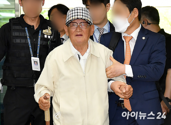 국민의힘과의 정교유착 비리 의혹을 받고 있는 이만희 신천지 총회장이 지난 6월 24일 오후 서울중앙지방법원에서 열린 구속 전 피의자 심문(영장실질심사)을 받기 위해 출석하고 있다. [사진=곽영래 기자]