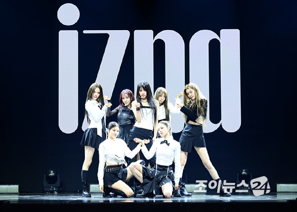 그룹 이즈나가 25일 오후 서울 광진구 광장동 예스24라이브홀에서 열린 izna(이즈나) 미니 1집 'N/a' 발매 기념 데뷔 쇼케이스에 참석해 타이틀곡 무대를 선보이고 있다. [사진=정소희 기자]