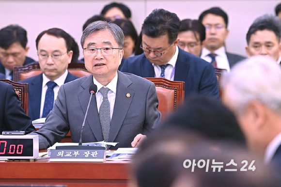 조현 외교부 장관이 27일 국회 외교통일위원회에서 열린 외교부, 통일부 등에 대한 종합감사에서 질의에 답변하고 있다. [사진=곽영래 기자]
