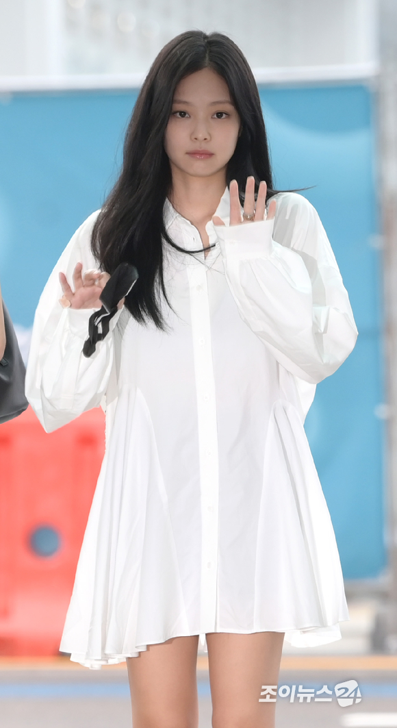 걸그룹 블랙핑크 제니가 25일 오후 해외일정을 위해 미국 뉴욕 출국을 앞두고 인천국제공항 출국장에 들어서고 있다. [사진=정소희 기자]
