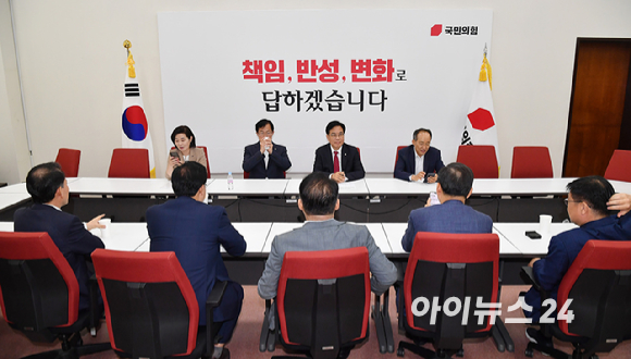 국민의힘 송언석 원내대표와 3선 의원들이 18일 오전 서울 여의도 국회에서 열린 의원 간담회에서 대화를 나누고 있다. [사진=곽영래 기자]