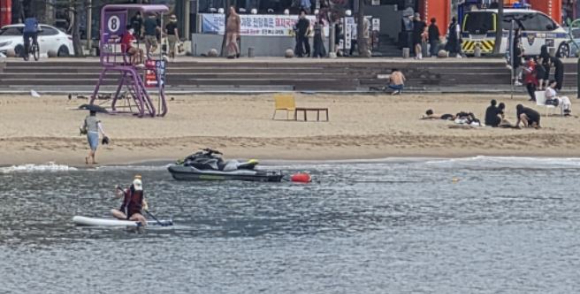광안리해수욕장 백사장에 불법으로 수상오토바이를 계류한 남성이 수십만원의 과태료를 낼 상황에 놓였다. 사진은 백사장에 놓여 있는 수상오토바이. [사진=부산해양경찰서]