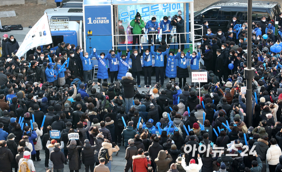 이재명 더불어민주당 대선후보가 17일 오후 서울 성동구 왕십리역 앞에서 열린 집중유세에서 지역 의원들과 함께 손을 들어올리고 있다. [사진=국회사진취재단]