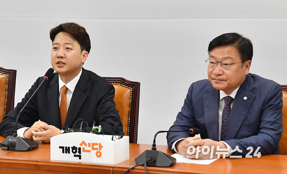 이준석 개혁신당 당대표가 15일 서울 여의도 국회에서 정점식 국민의힘 원내대표를 접견하고 있다. [사진=곽영래 기자]