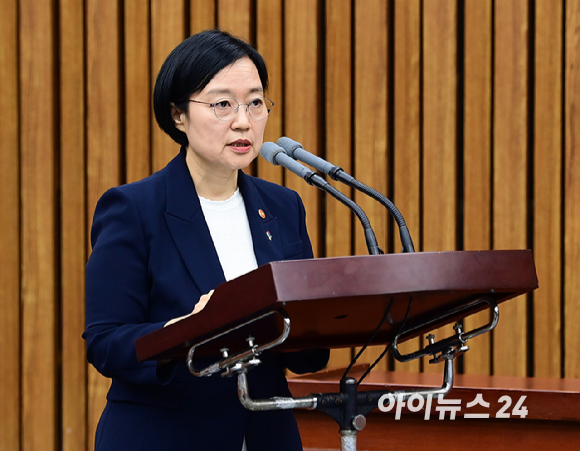 한성숙 국무총리 후보자가 25일 서울 여의도 국회에서 열린 인사청문회에서 출석해 선서를 하고 있다. [사진=정소희 기자]