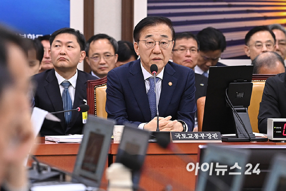 김윤덕 국토교통부 장관이 29일 오전 서울 여의도 국회 국토교통위원회에서 열린 국토교통부 등에 대한 국정감사에서 질의에 답하고 있다. [사진=곽영래 기자]