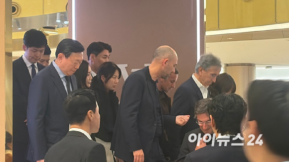 11일 베르나르 아르노 루이비통모에헤네시(LVMH) 회장과 신동빈 롯데그룹 회장, 신유열 롯데지주 미래성장실장 부사장이 서울 송파구 롯데백화점 에비뉴엘월드타워점을 방문, 매장을 둘러보기 위해 이동하고 있다. [사진=진광찬 기자]