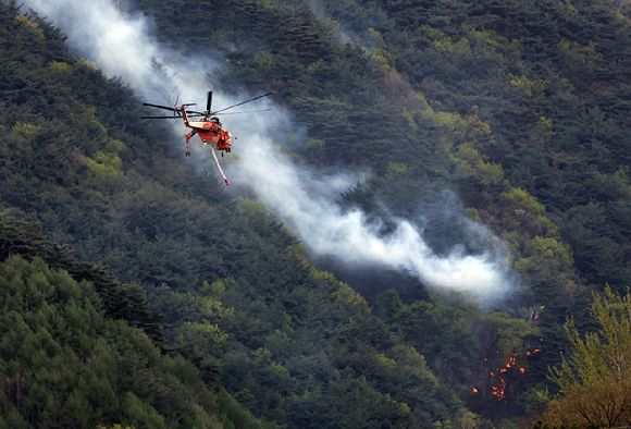 강원 인제에서 발생한 산불로 지난 26일 밤 화선이 능선을 따라 이어져 있다. [사진=인제군]