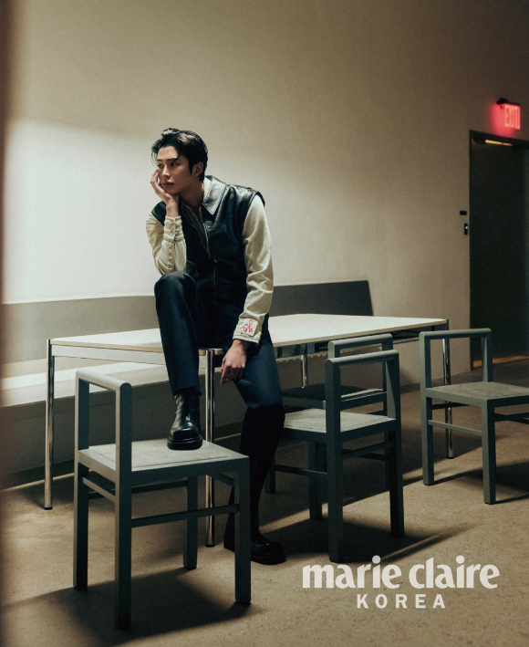 배우 로운이 입대 전 마지막 화보 촬영에서 포즈를 취하고 있다. [사진=마리끌레르]