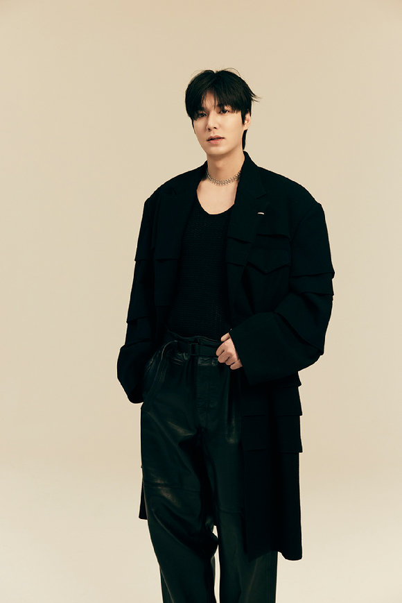 배우 이민호가 영화 '전지적 독자 시점' 인터뷰에 앞서 포즈를 취하고 있다. [사진=MYM엔터테인먼트]