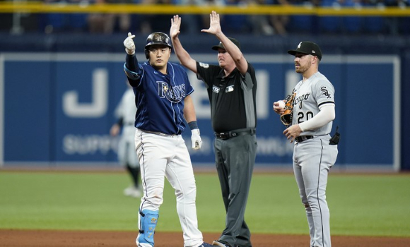 MLB 탬파베이에서 뛰고 있는 최지만(왼쪽)이 6일(한국시간) 열린 시카고 화이트삭스와 홈 경기에서 안타를 쳐 연속 안타를 6경기로 늘렸다. [사진=뉴시스]