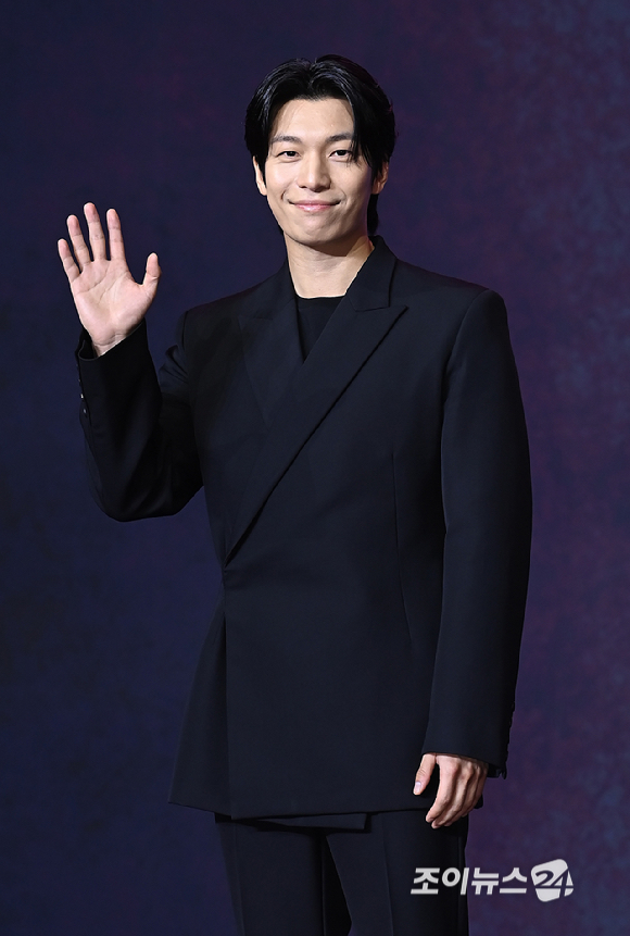 배우 위하준이 9일 서울 용산구 서울드래곤시티에서 열린 오징어 게임 시즌3 제작발표회에서 포토타임을 갖고 있다. [사진=곽영래 기자]