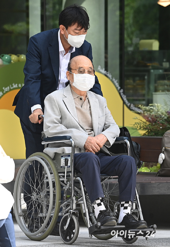 '나토 목걸이 청탁' 서희건설 이봉관 회장이 2일 오전 서울 종로구에 마련된 김건희 특검팀(특별검사 민중기) 사무실에 조사를 받기 위해 출석하고 있다. [사진=곽영래 기자]