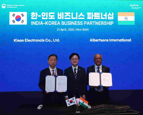 이재명 대통령과 나렌드라 모디 인도 총리가 20일(현지시간) 뉴델리 총리 청사에서 열린 한-인도 경제인 대화 참석자들과 기념촬영을 하고 있다. 한국경제인협회 류진 회장, 삼성전자 이재용 회장, 현대자동차그룹 정의선 회장, LG그룹 구광모 회장, 포스코홀딩스 장인화 회장, HD현대 정기선 회장, 효성 조현준 회장, 네이버 최수연 대표, GS건설 허윤홍 대표, SK 이형희 부회장, 크래프톤 김창한 대표 등이 초청됐다. 2026.4.20 [사진=공동취재단]