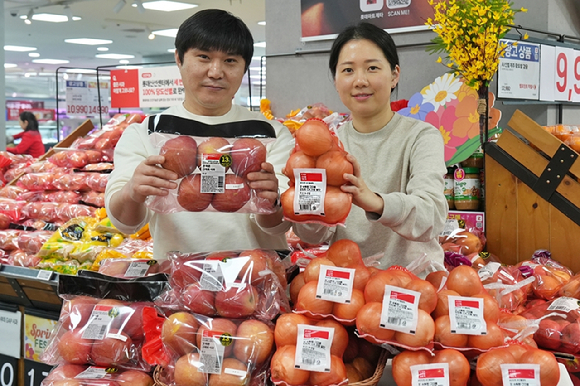 서울 롯데마트 제타플렉스 잠실점에서 채희철(왼쪽) 롯데마트&middot;슈퍼 과일MD(상품기획자)와 (오른쪽)권희란 롯데마트&middot;슈퍼 채소MD가 각각 '기체 제어' 저장 사과와 양파를 소개하고 있다. [사진=롯데마트]