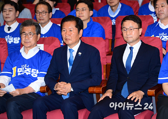더불어민주당 정청래 대표(오른쪽)와 이시종 공동상임선대위원장이 3일 서울 여의도 국회 의원회관에 마련된 제9회 전국동시지방선거 및 국회의원 재보궐 선거 개표종합상황실에서 출구조사 결과를 기다리고 있다. [사진=정소희 기자]