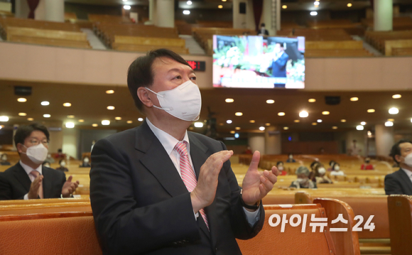 국민의힘 대선 주자인 윤석열 전 검찰총장이 10일 오전 서울 여의도 순복음교회 본당을 찾아 예배에 앞서 찬송하고 있다.