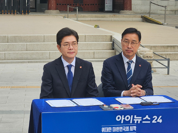 정원오(왼쪽) 더불어민주당 서울시장 후보와 위성곤 제주도지사 후보가 19일 서울 중구 대한문 앞에서 서울-제주 정책협약식을 진행하고 있다. [사진=홍성효 기자]