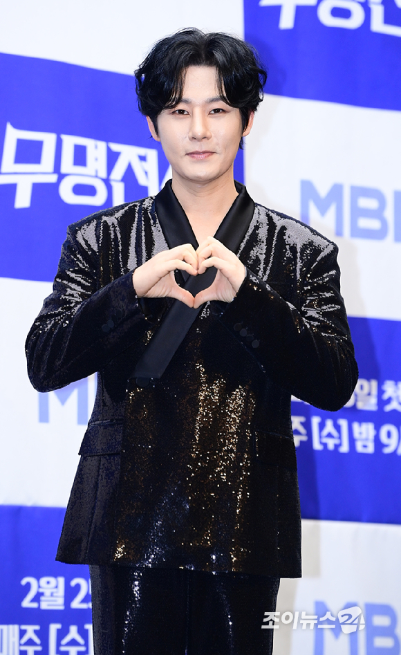 가수 강문경이 25일 오후 서울 마포구 스탠포드호텔에서 열린 MBN 초대형 트롯 오디션 '무명전설-트롯 사내들의 서열전쟁' 제작발표회에 참석하고 있다.