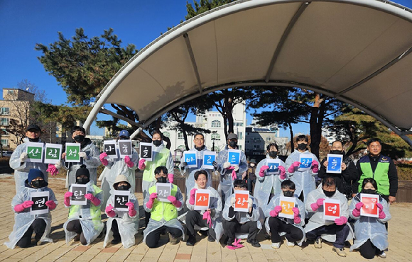 산림청(청장 김인호) 봉사동호회 '나눔을 바르는 사람들'은 5일 대전 대덕구 덕암동에서 장애인가구 등 지역 소외계층에 연탄 1200장을 전달하고 기념사진을 촬영하고 있다. [사진=산림청]