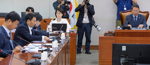 국회 법제사법위원회 제1소위 위원장인 더불어민주당 김승원 의원이 22일 국회에서 법사위 제1소위를 개회한 뒤 안건을 설명하고 있다. 2026.7.22 [사진=연합뉴스]
