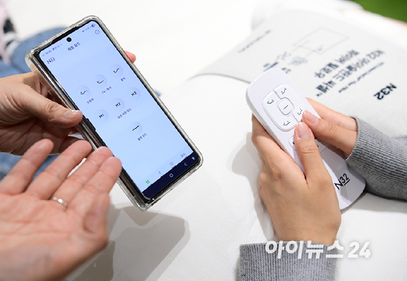 프리미엄 비건 매트리스 N32가 3월 2일 첫 'N32 데이' 행사를 개최했다. 2일 경기도 용인 기흥구 고매동 리빙파워센터 내 N32 스튜디오 기흥점에서 방문객이 '모션베드'를 체험하고 있다. [사진=정소희 기자]