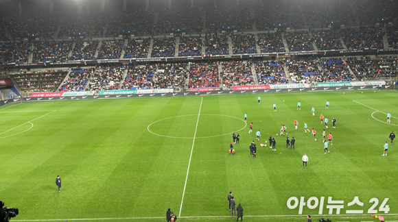 24일 울산문수축구경기장에서 한국과 콜롬비아의 A매치가 열린 가운데 경기장에 늦게 도착한 콜롬비아 선수들이 몸을 풀고 있다. [사진=송대성 기자]