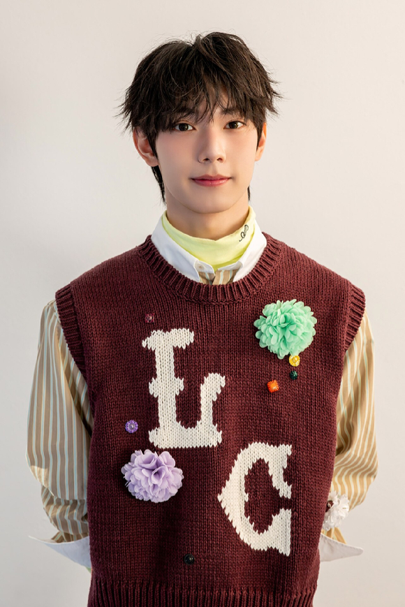 최립우가 첫 싱글 앨범 'SWEET DREAM'(스위트 드림) 발매를 앞두고 포즈를 취하고 있다. [사진=FNC엔터테인먼트]