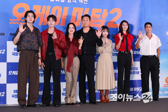 배우 이상윤, 려윤, 엄정화, 박성웅, 박진주, 최수영, 배정남이 27일 오후 서울 용산구 CGV 용산아이파크몰점에서 진행된 영화 '오케이 마담2'(감독 이철하) 언론시사회에 참석해 포즈를 취하고 있다. [사진=문수지 기자]