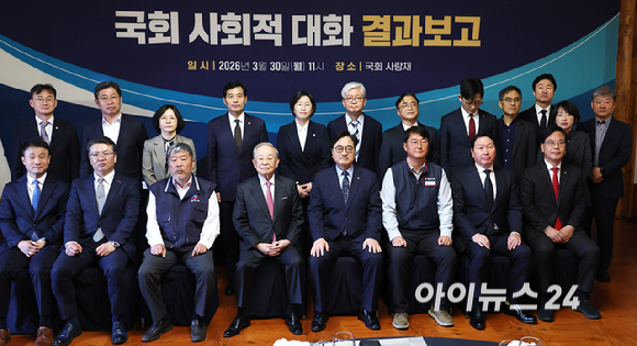 우원식 국회의장(가운데)이 30일 오전 서울 여의도 국회 사랑재에서 열린 국회 사회적대화 결과보고 개회식에서 기념촬영을 하고 있다. 이날 행사에는 한병도 더불어민주당 원내대표, 송언석 국민의힘 원내대표, 최태원 대한상공회의소 회장, 손경식 한국경영자총협회 회장, 김동명 한국노총위원장, 양경수 민주노총 위원장 등이 참석했다. [사진=곽영래 기자]