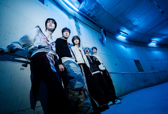 하츠웨이브 단체 콘셉트 포토 [사진=카카오엔터테인먼트]