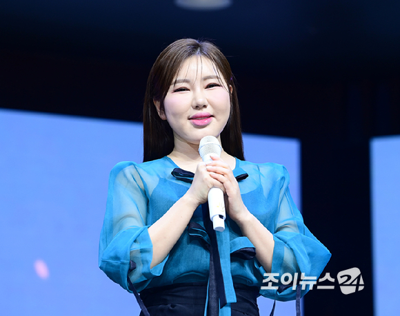 가수 송가인이 11일 오후 서울 강서구 등촌동 스카이아트홀에서 열린 정규 4집 '가인;달' 발매 기념 쇼케이스에 참석해 타이틀곡 '아사달' 무대를 선보이고 있다. [사진=정소희 기자]