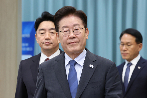 이재명 대통령이 지난 11일 청와대 수석보좌관회의에 입장하고 있다. [사진=연합뉴스]