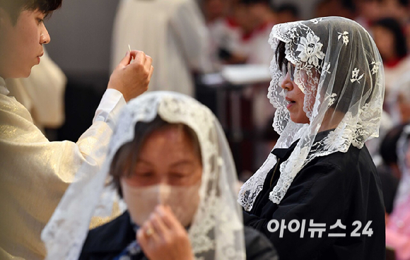 20일 부활절을 맞아 서울 명동 성당에서 열린 예수 부활 대축일 미사에 참석한 신자들이 경건한 마음으로 미사를 드리고 있다. [사진=사진공동취재단]
