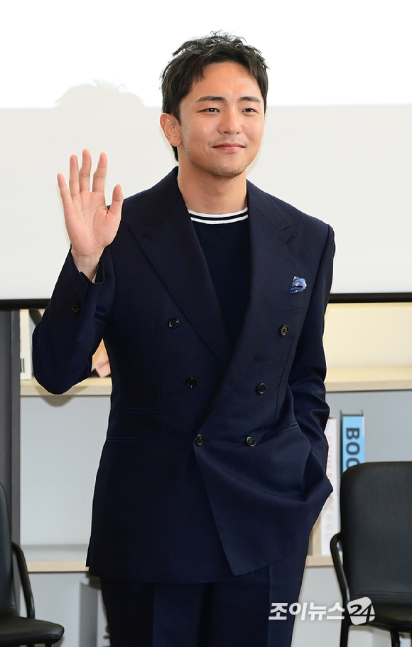 박천휴 작가가 24일 오후 서울 중구 명동1가 커뮤니티하우스 마실에서 열린 뮤지컬 '어쩌면 해피엔딩' 토니어워즈 수상 기념 기자간담회에 참석하고 있다. [사진=정소희 기자]