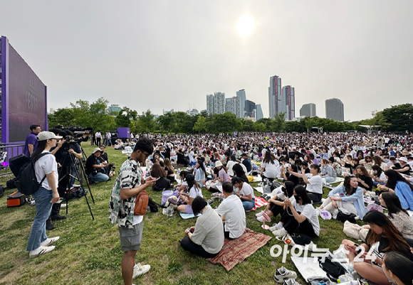 17일 서울 영등포구 여의도 한강공원에서 열린 방탄소년단 데뷔 10주년 FESTA @여의도(BTS 10th Anniversary FESTA @Yeouido)에 참석한 글로벌 팬들이 'BTS 라이브 스크린' 코너를 즐기고 있다. [사진=정소희 기자]