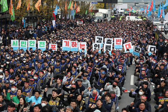 서울교통공사노동조합 조합원들이 지난 9일 오전 서울 중구 시청역 인근에서 열린 총파업 출정식에서 인력 감축 철회 등을 촉구하는 구호를 외치고 있다. [사진=뉴시스]