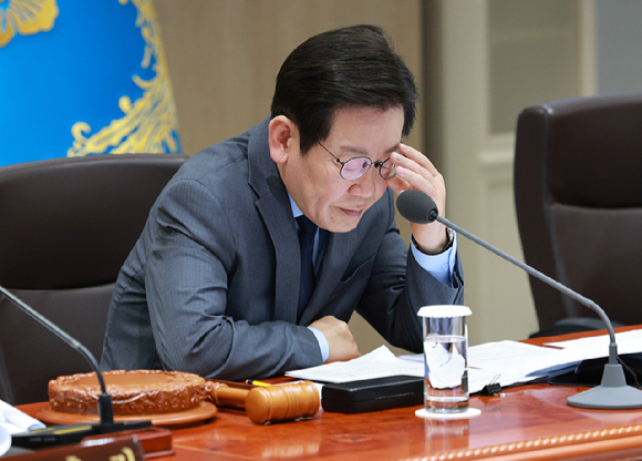 이재명 대통령이 9일 서울 용산 대통령실에서 열린 국무회의에서 자료를 살펴보고 있다. 2025.9.9 [대통령실통신사진기자단] [사진=연합뉴스]