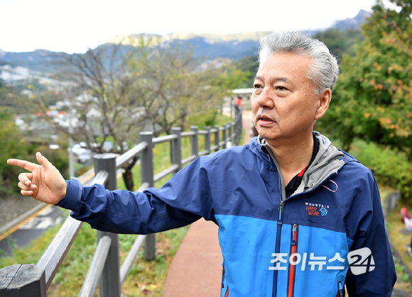 홍성국 전 더불어민주당 의원이 19일 서울 종로구 부암동 백사실 계곡에서 진행된 조이뉴스24가 주최하는 '스타 고우리와 함께 하는 제10회 희망찾기 등산·트레킹 교실'에 앞서 기념촬영을 하고 있다. [사진=곽영래 기자]