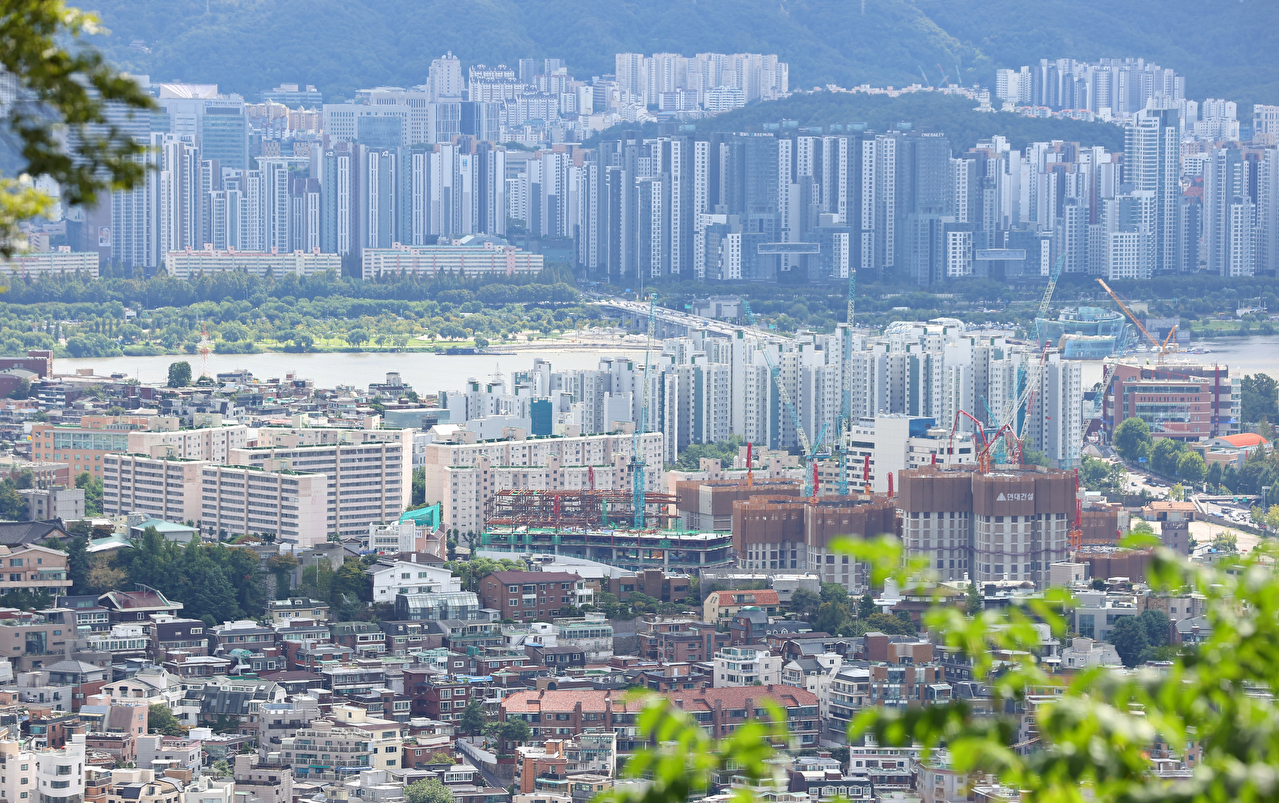 박홍근 더불어민주당 의원이 10일 서울 여의도 국회 의원회관에서 아이뉴스24와 인터뷰를 하고 있다. [사진=곽영래 기자]