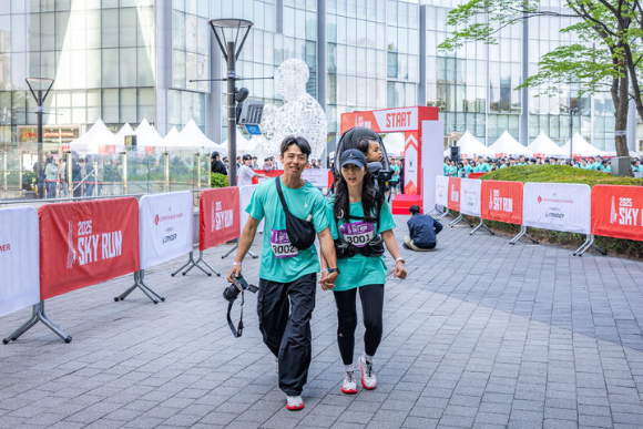 20일 오전 서울 송파구 롯데월드타워에서 '2025 롯데월드타워 스카이런 위드 스파이더(with SPYDER)'가 열렸다. [사진=롯데물산]