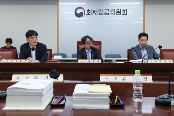 14일 정부세종청사에서 열린 최저임금위원회 제14차 전원회의에서 내년도 최저임금이 시간당 1만700원으로 최종 결정된 뒤 권순원 최저임금위원장이 입장을 밝히고 있다. [사진=연합뉴스]