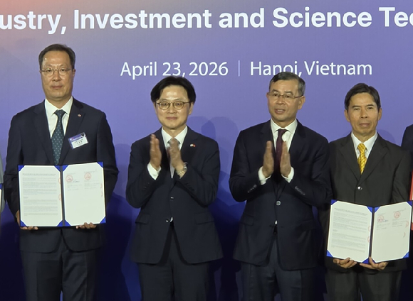 지난 23일 베트남 하노이에서 열린 &lsquo;K-푸드 확산 및 가공식품 시장 선도를 위한 업무협약&rsquo; 체결식에 참석한 관계자들이 기념 촬영을 하고 있다. 왼쪽부터 조재범 CJ제일제당 식품아태본부장, 김정관 산업통상자원부 장관, 응오 반 뚜언 베트남 재무부 장관, 응우옌 득 따이 MWG 회장. [사진=CJ제일제당]