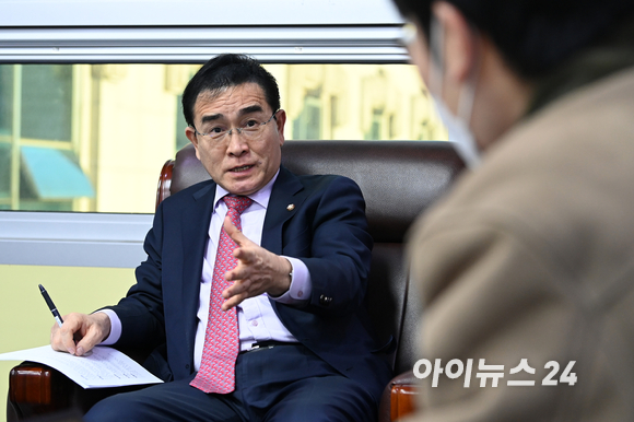 태영호 국민의힘 의원이 18일 오후 서울 여의도 국회 의원회관에서 아이뉴스24와 인터뷰를 하고 있다. [사진=김성진 기자]