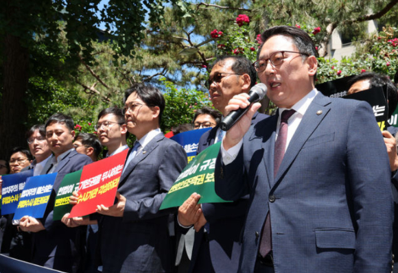 김영훈 대한변호사협회장이 3일 오전 서울 종로구 서울경찰청 앞에서 기자회견을 열고 변호인 조력권 침해 수사 즉시 중단을 촉구하고 있다. [사진=뉴시스]