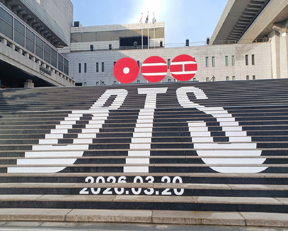 세종문화회관 중앙계단 BTS컴백 홍보물. [사진=연합뉴스]